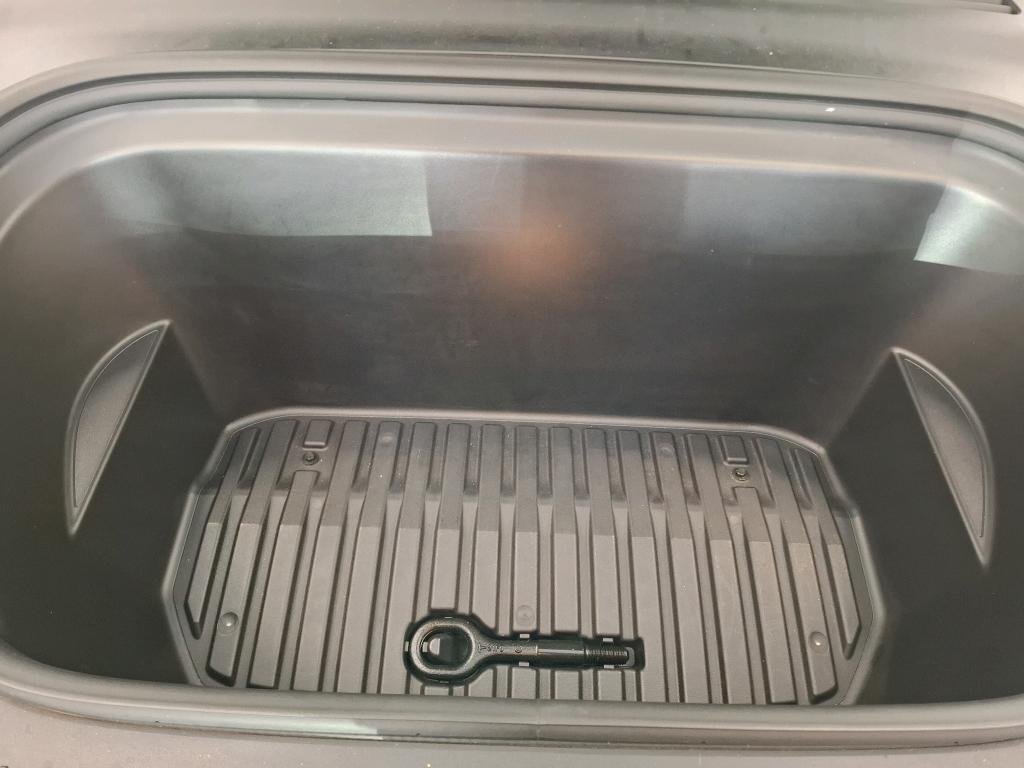 
								TESLA Model Y Long Range Dual Motor AWD full									