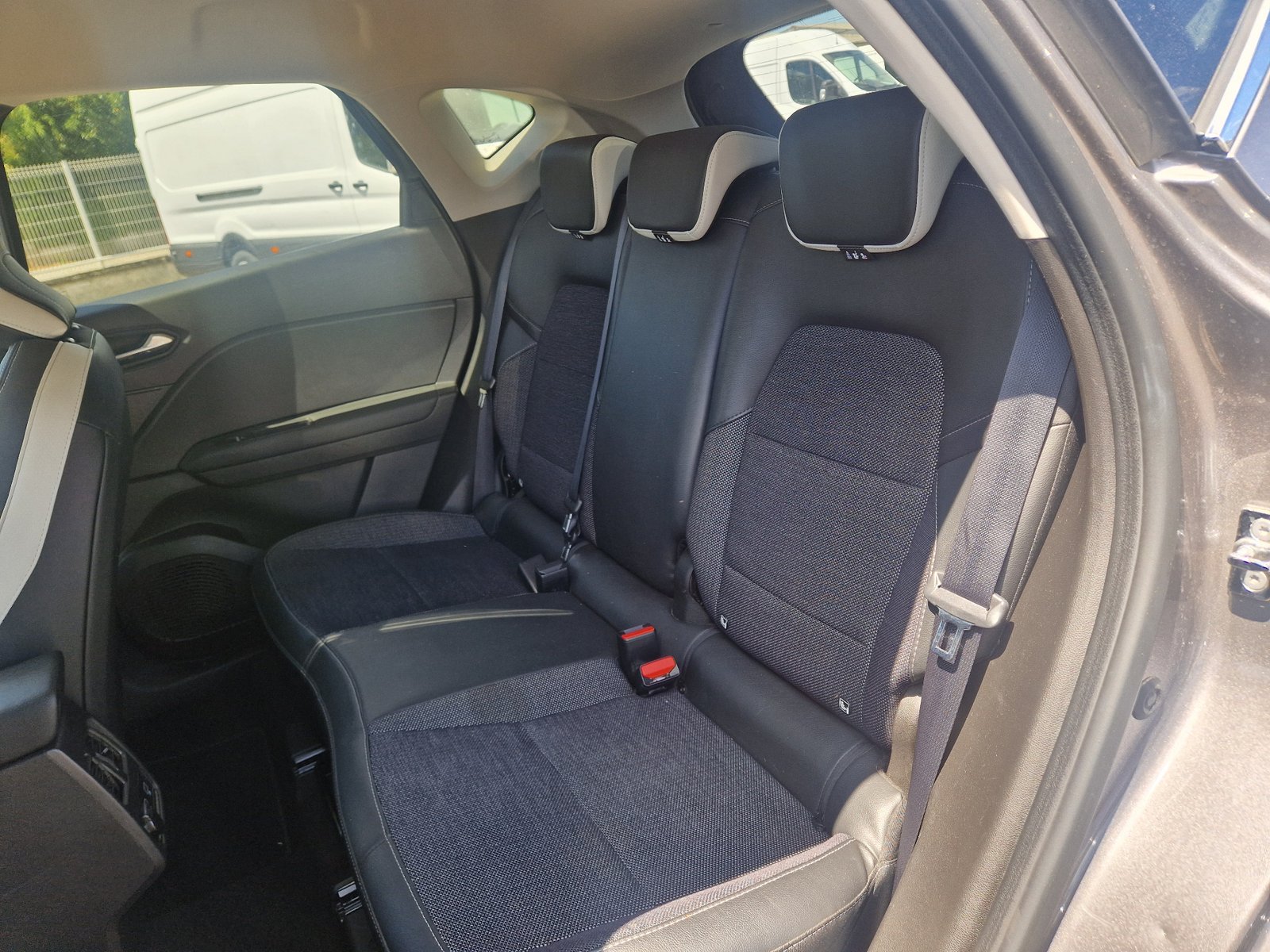 
								Renault CAPTUR 1.3 MILD HYBRID 140 TECHNO Année 2023 full									