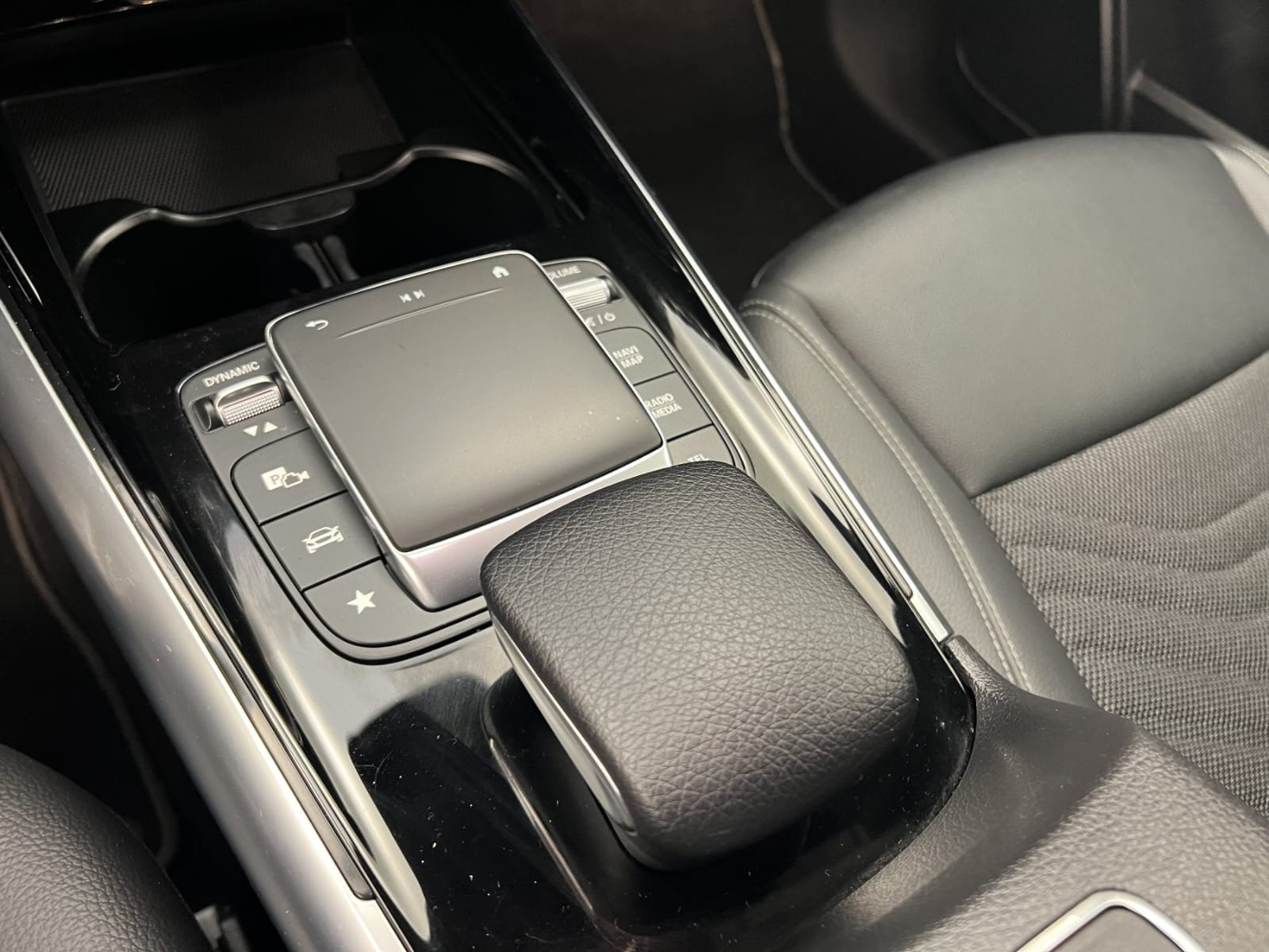 
								MERCEDES-BENZ GLA 200 d 8G-DCT Progressive Line full									