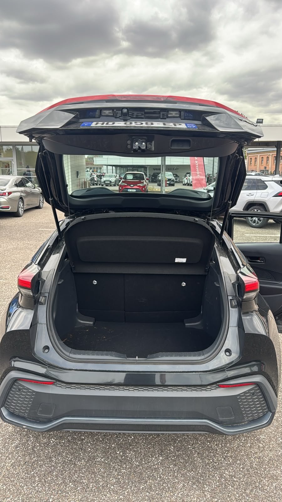 
								TOYOTA C-HR 1.8 HYBRIDE 140CH DYNAMIC NG23 S.U.V. full									